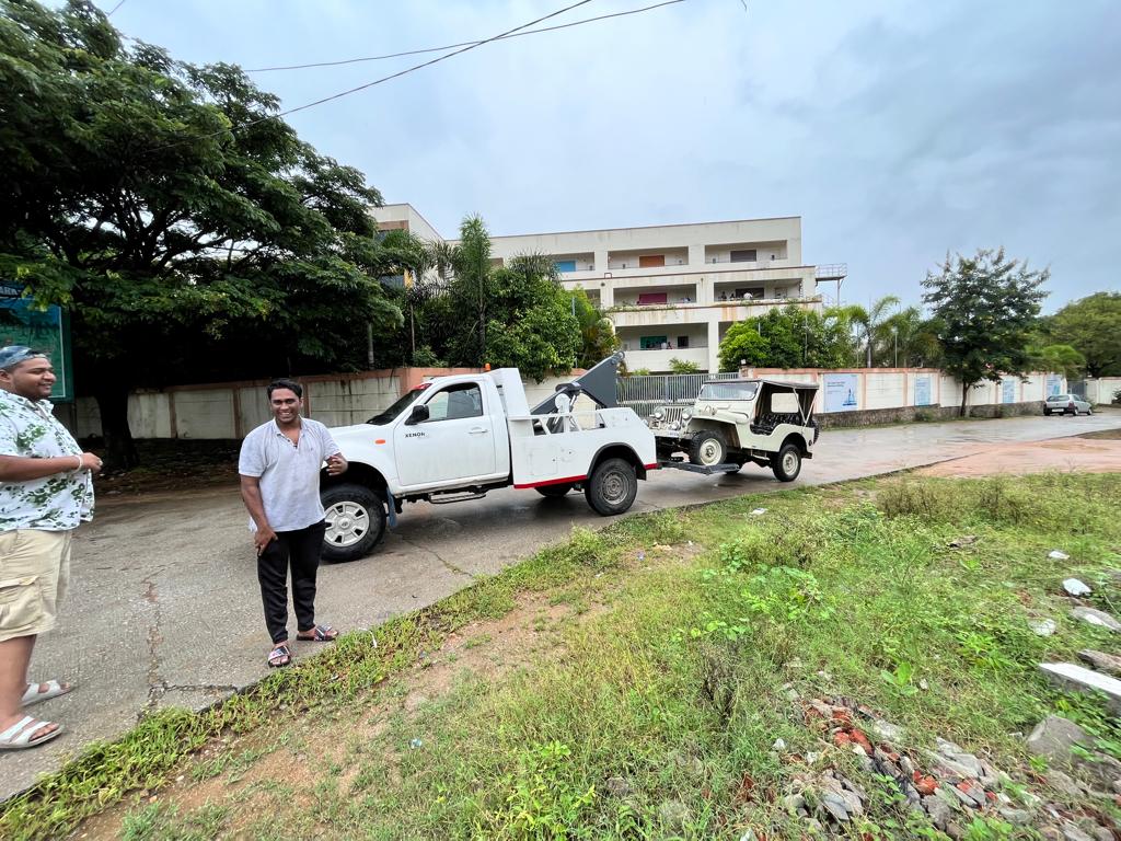 Wheel lift towing in a tight parking area